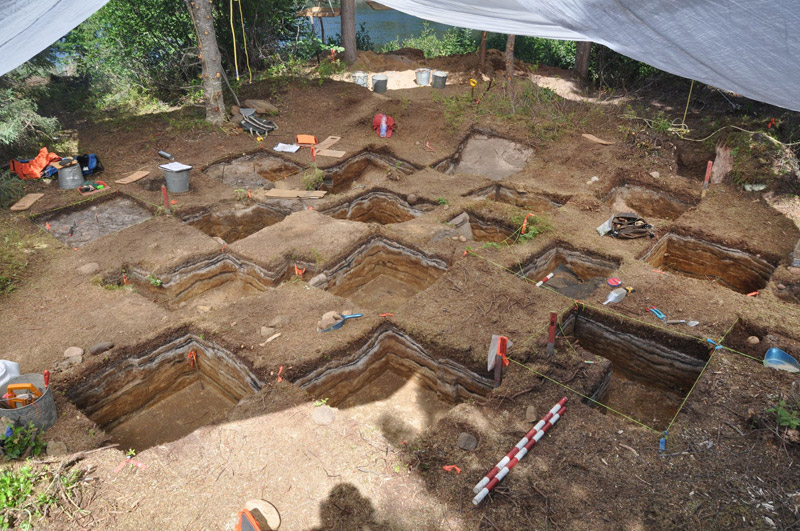 Voir l’image agrandie du puits de fouilles et déposition stratigraphique complexe des sols sur le site du peuple de l'ocre (EkCw-004).