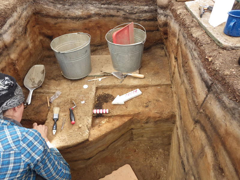 Voir l’image agrandie d'archéologue au travail dans son unité de fouille. Site EkCw-004.