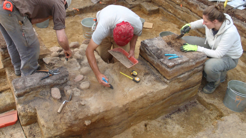 Voir l’image agrandie d'archéologues à l’œuvre au site de fouille EkCw-004.