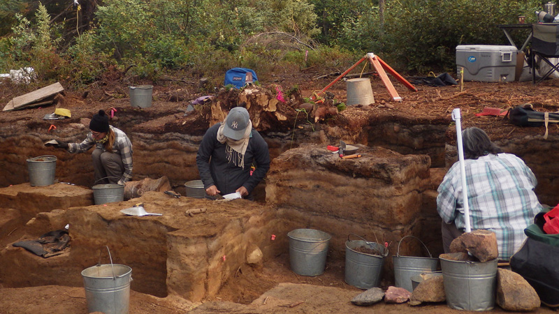 Voir l’image agrandie d'archéologues à l’œuvre au site de fouille EkCw-004.