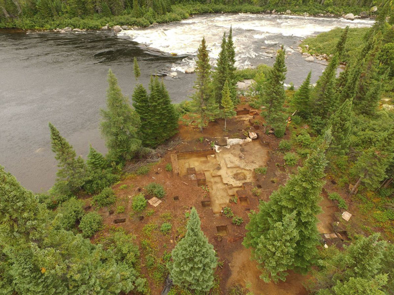 Voir l’image agrandie de la vue surplombant le site du peuple de l'ocre (EkCw-004) sur la rivière Romaine.