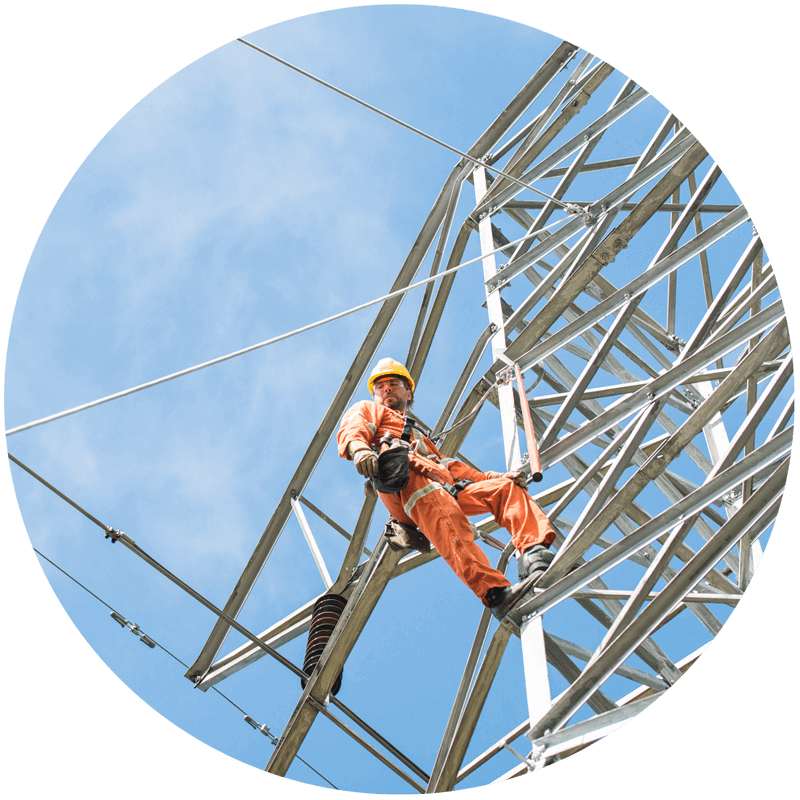 Monteur de ligne d’Hydro‑Québec juché sur un pylône électrique.