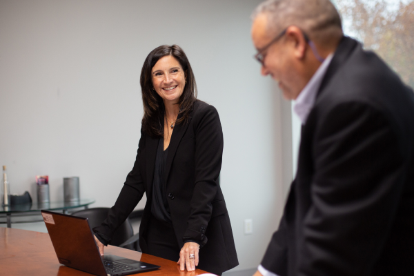 Déléguée commerciale accompagnant un client ou une cliente