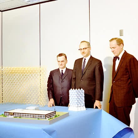Présentation de la maquette du futur institut à Robert A. Boyd, directeur général d’Hydro-Québec, 1968.