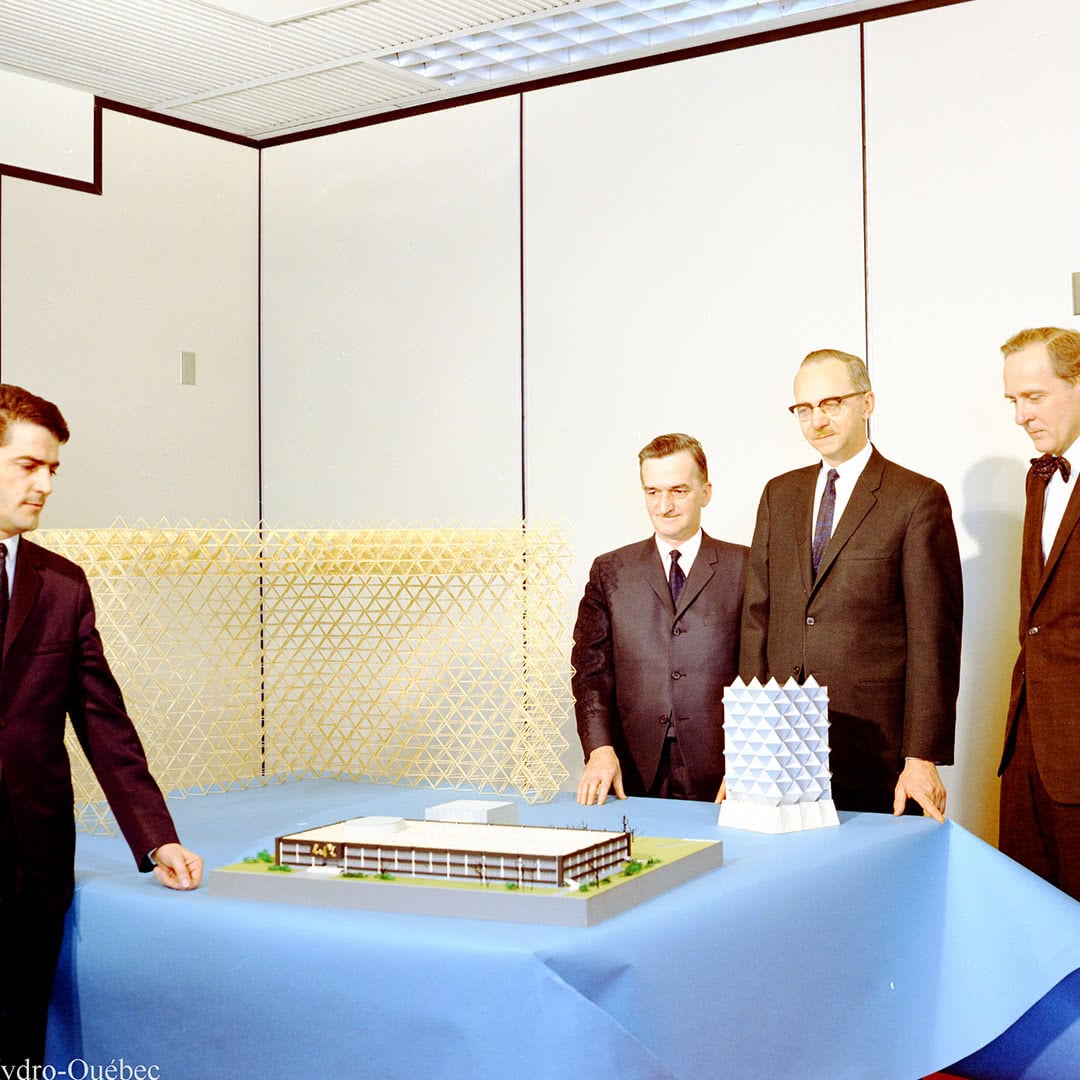 Présentation de la maquette du futur institut à Robert A. Boyd, directeur général d’Hydro-Québec, 1968.