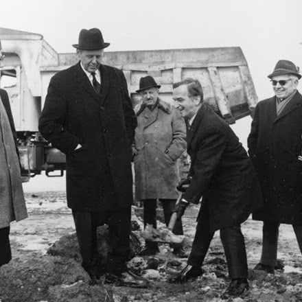 Première pelletée de terre par Lionel Boulet, 1967.