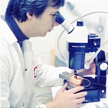 Scientifique analysant la corrosion de l’acier IRECA, 1981.