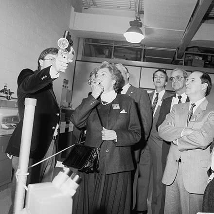 Des gens du public sont présents à l'inauguration du LTEE, 1987.