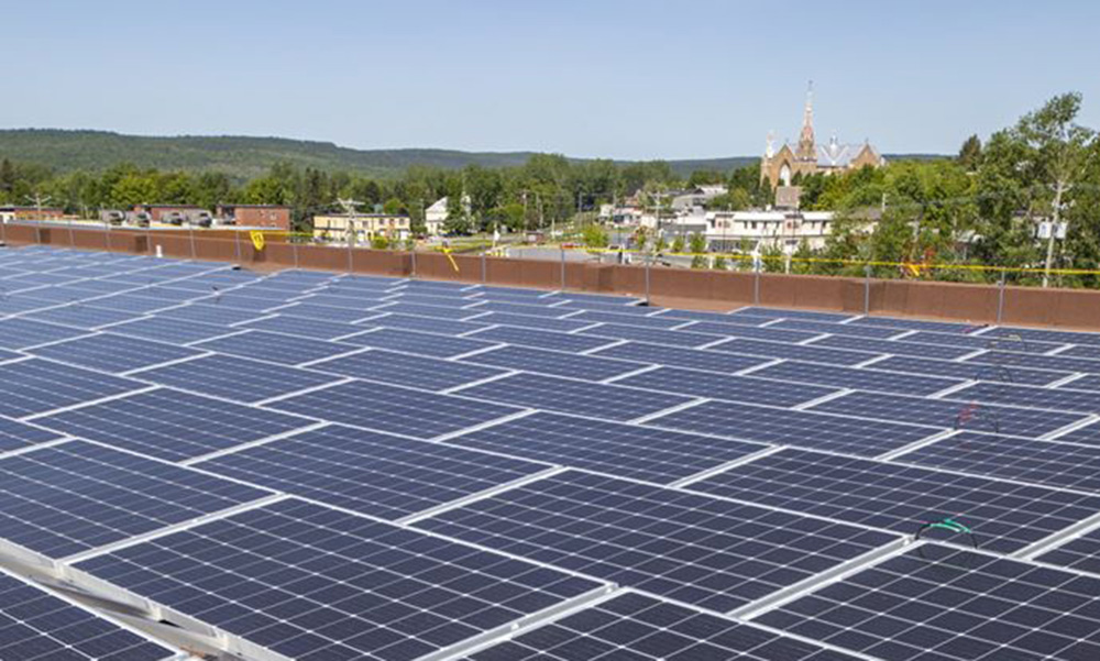 Parc de panneaux solaires installé sur le toit du centre sportif
