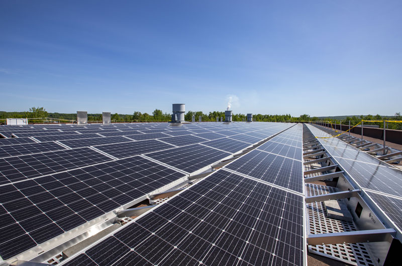 Les quelque 1 700 panneaux solaires installés sur le toit du centre sportif Mégantic.