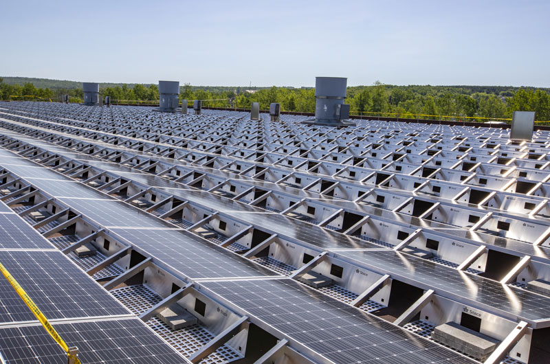 Les quelque 1 700 panneaux solaires installés sur le toit du centre sportif Mégantic.