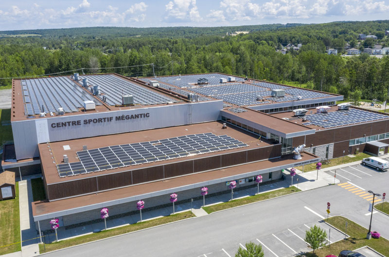 Les quelque 1 700 panneaux solaires installés sur le toit du centre sportif Mégantic.