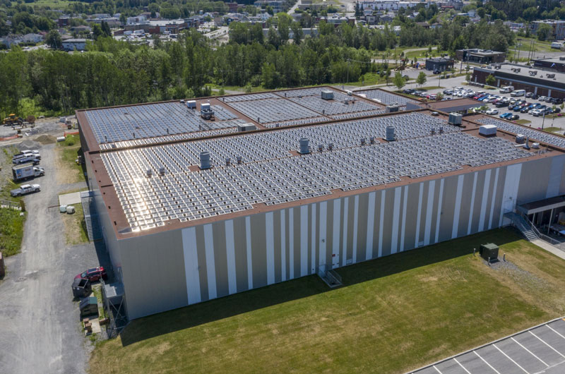 Les quelque 1 700 panneaux solaires installés sur le toit du centre sportif Mégantic.