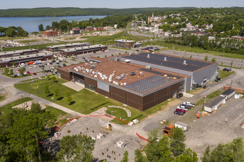 Avancement de l’installation de quelque 1 700 panneaux solaires sur le toit du centre sportif Mégantic.