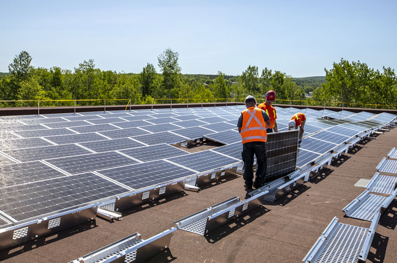 Avancement de l’installation de quelque 1 700 panneaux solaires sur le toit du centre sportif Mégantic.