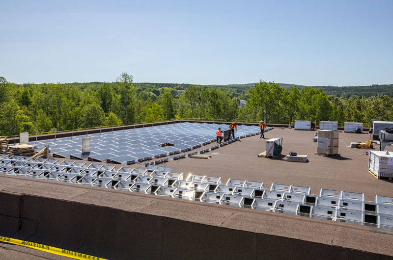 Avancement de l’installation de quelque 1 700 panneaux solaires sur le toit du centre sportif Mégantic.