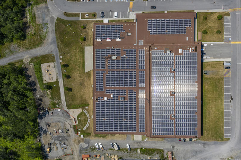 Vue panoramique du poste électrique et des panneaux solaires installés sur le toit du centre sportif Mégantic.