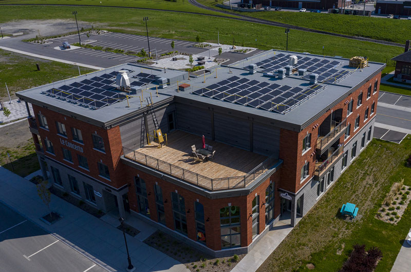 Panneaux solaires installés sur les bâtiments à l’intérieur de la zone îlotable.