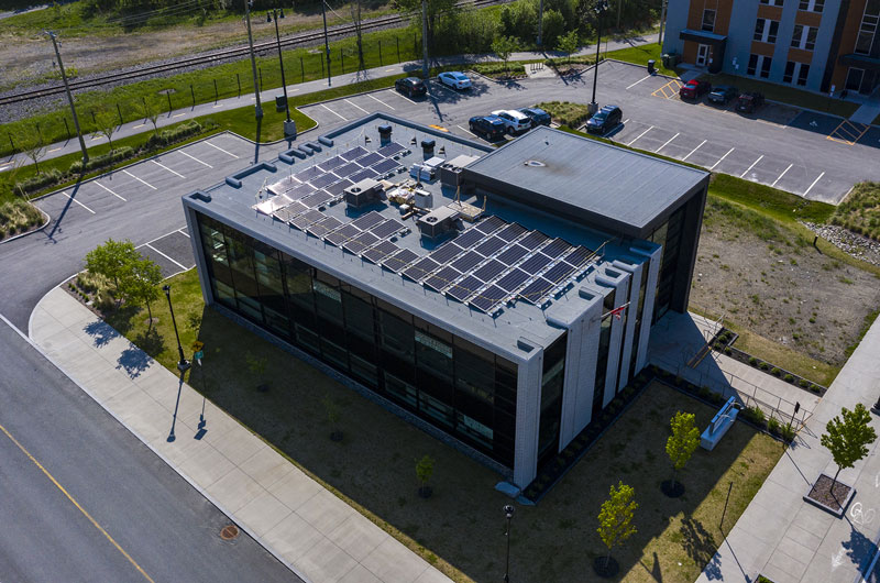 Panneaux solaires installés sur les bâtiments à l’intérieur de la zone îlotable.