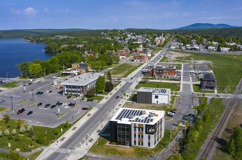 Panneaux solaires installés sur les bâtiments à l’intérieur de la zone îlotable.
