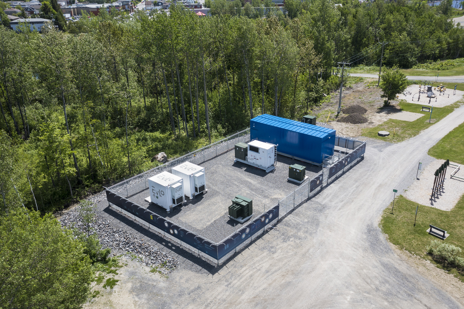 Poste électrique du microréseau incluant le système de stockage d’énergie EVLO.