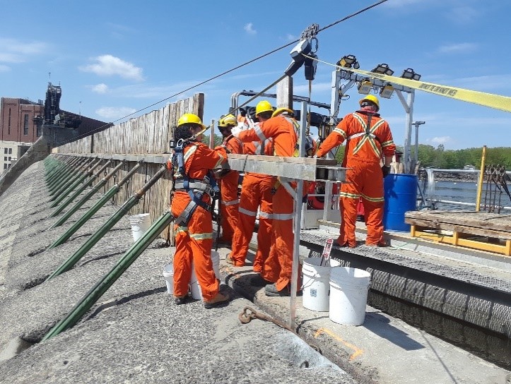 Installation de haussoirs par le personnel d’Hydro-Québec.