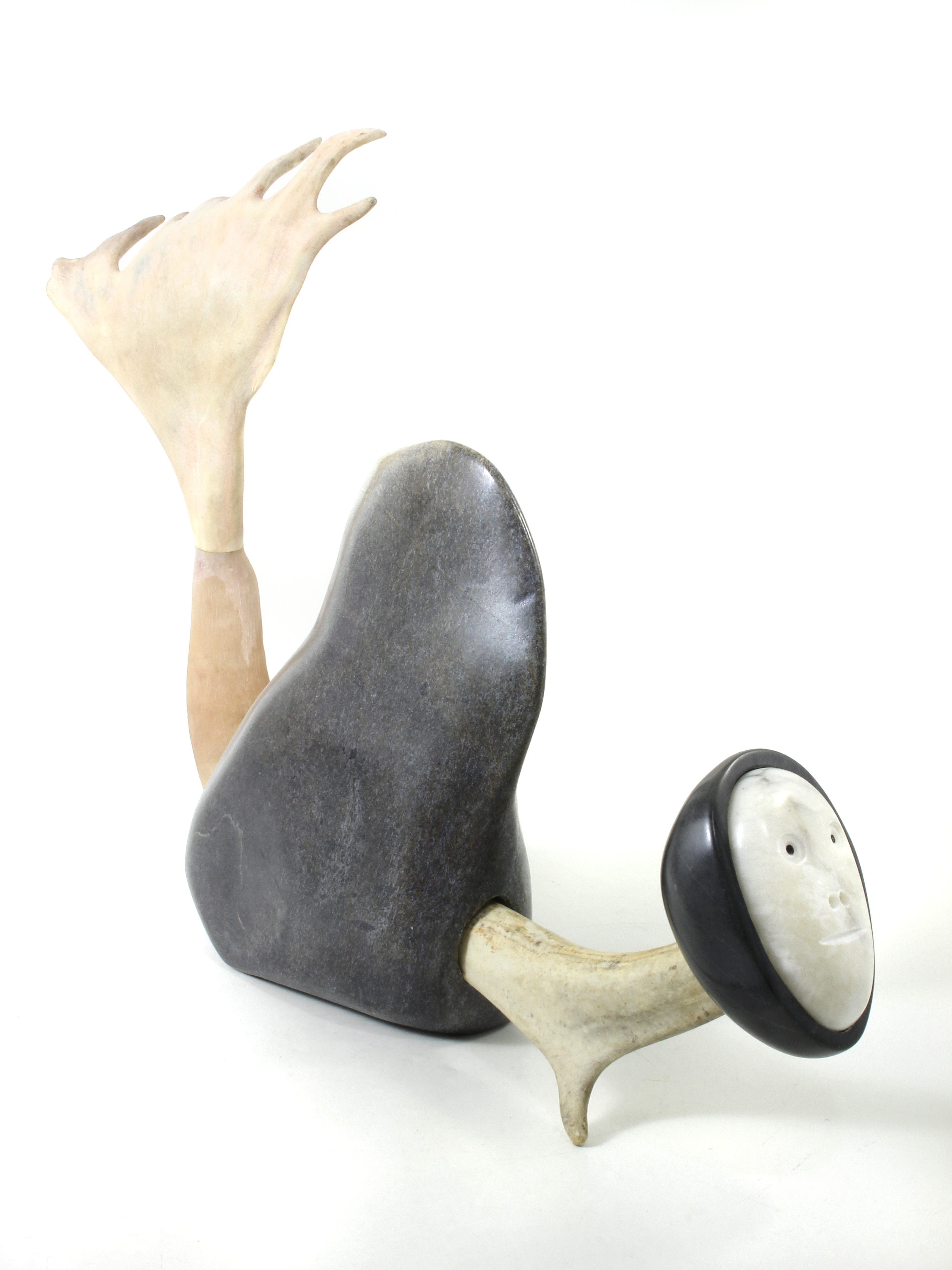 Stéatite, andouiller de caribou, corne de bœuf musqué, albâtre et encre de Chine