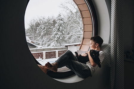 Photo d’une personne dans le confort de son foyer, en hiver.