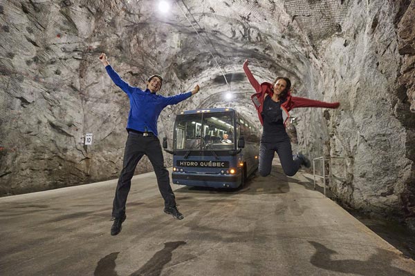 Guides sautant dans une galerie souterraine de la centrale Robert-Bourassa.