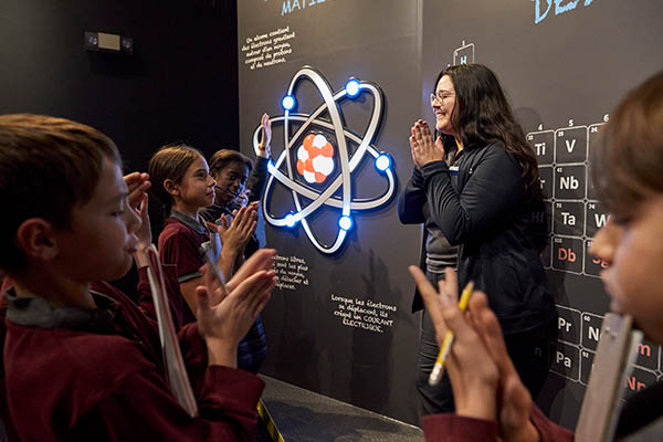 Guide avec un groupe de jeunes à l’Électrium.