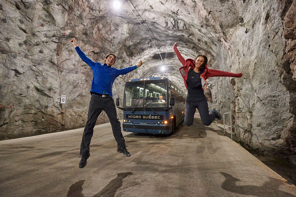 Guides sautant dans une galerie souterraine de la centrale Robert-Bourassa.