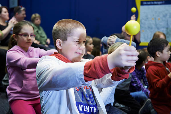 Jeunes qui font des expériences scientifiques à l’Électrium.