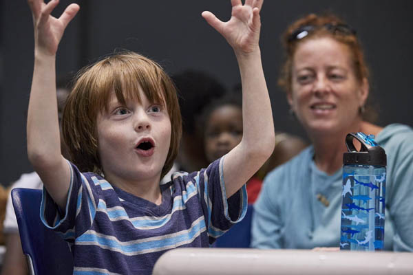 Enfant enthousiaste à l’Électrium.
