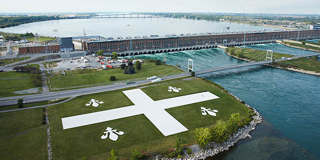 Vue aérienne de l’immense drapeau du Québec aménagé du côté est de la centrale.