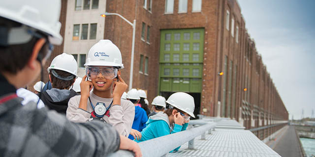 Élèves devant l’entrée de la centrale de Beauharnois.