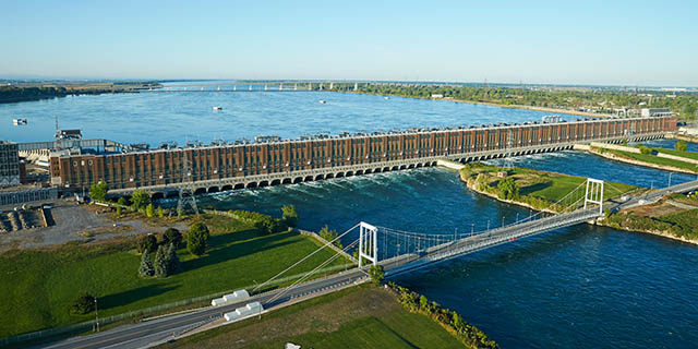 Vue aérienne du canal et de la centrale.