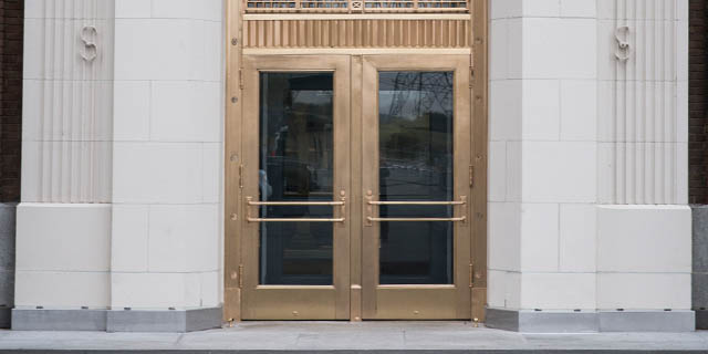 L’élégante porte extérieure de la centrale de Beauharnois.