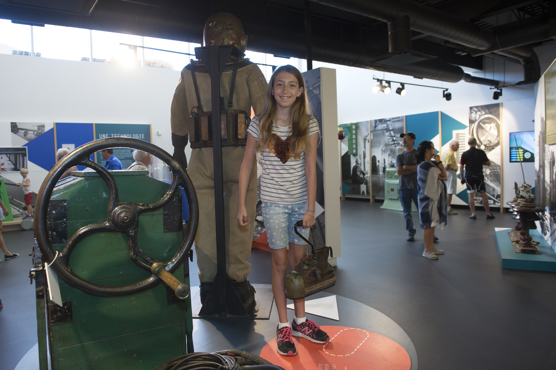 Enfant devant un ancien scaphandre exposé au centre d’interprétation.