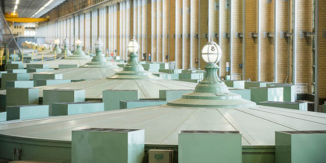 Vue d’ensemble des alternateurs de la centrale.