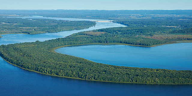 Vue aérienne de la centrale de Carillon et de la rivière des Outaouais.