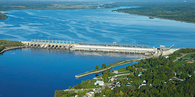 Vue aérienne de la centrale, de l’évacuateur de crues et de la rivière des Outaouais.