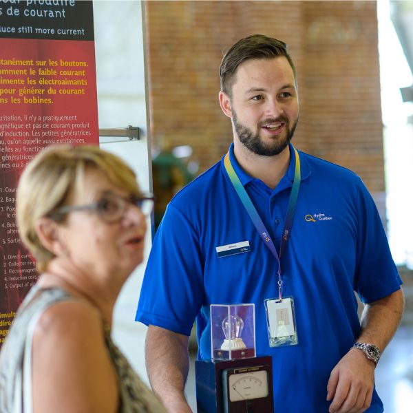 Guide et visiteuse à l’intérieur de la N.A.C.