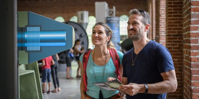 Couple visitant le hall d’exposition de la N.A.C.