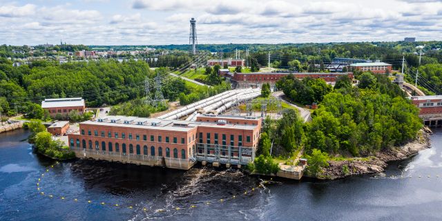 Vue aérienne de la centrale de Shawinigan-2 et de la N.A.C.