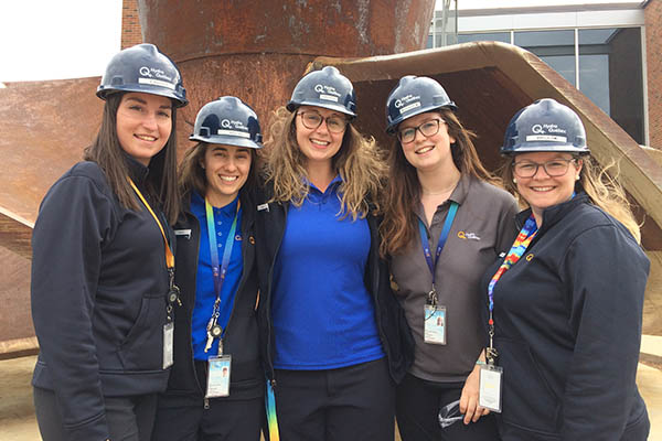 Groupe de guides à l’extérieur de la centrale de Beauharnois.