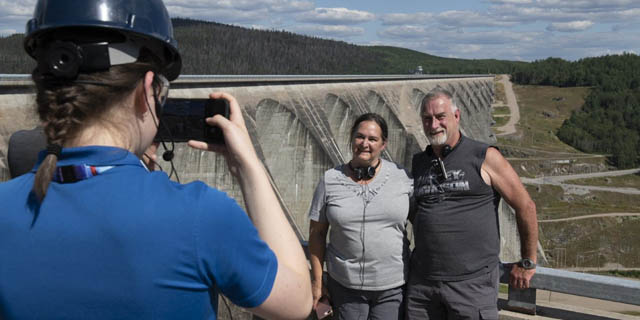 Couple se faisant photographier devant le barrage Daniel-Johnson.