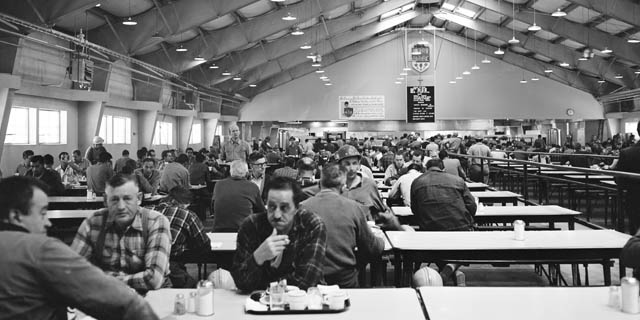 Travailleurs attablés à la cafétéria de Manic-5.