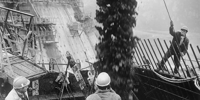 1965 : D’importants travaux de bétonnage sont en cours au barrage.
