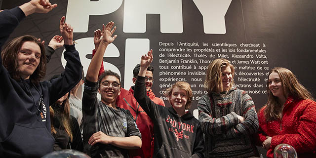 Élèves de la quatrième secondaire en visite à l’Électrium.