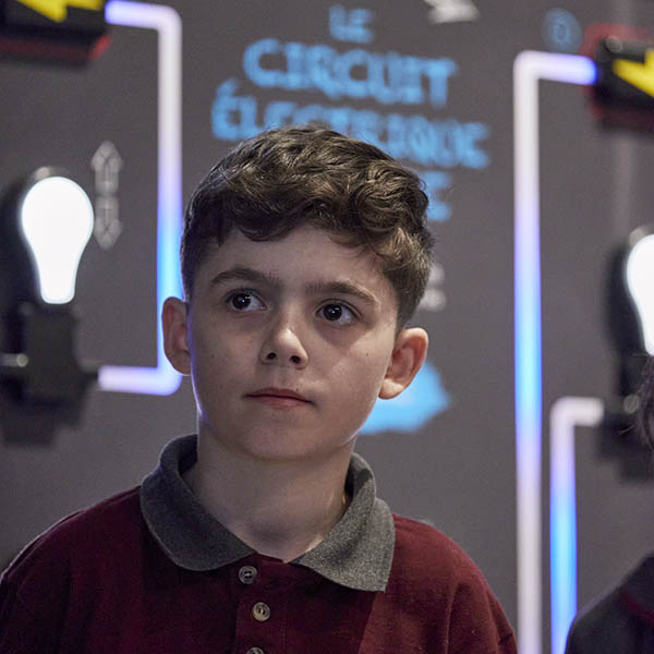 Écolier attentif en visite à l’Électrium.